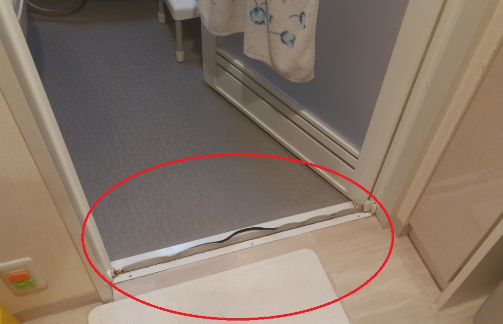 浴室ドアのパッキン(タイト材)を自分で交換すると実は結構簡単な上